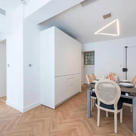 3-br In The Golden Square