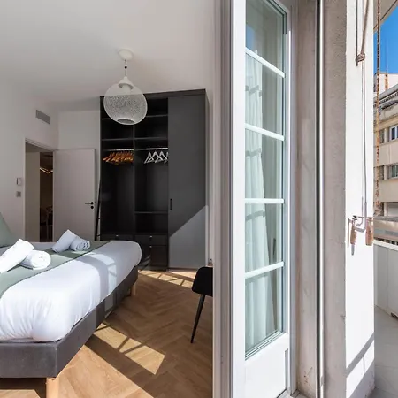 3-br In The Golden Square Apartment *
