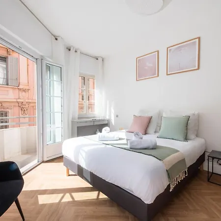 Apartment 3-br In The Golden Square