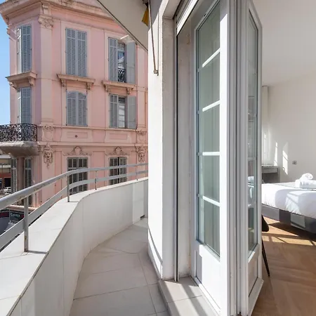 3-br In The Golden Square Apartment *