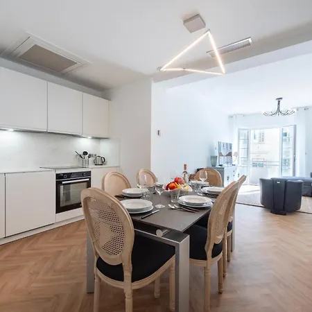 3-br In The Golden Square Apartment